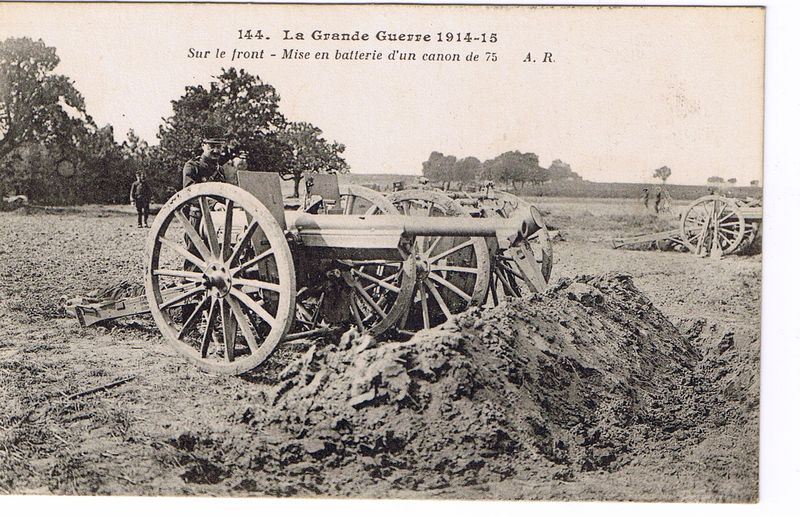 Carte postale La Grande Guerre - Mise en batterie d'un canon